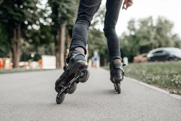 Rollschuhlaufen Junge Skater Rollen Sommerpark Rückenansicht Auf Beinen Urbanes Rollschuhlaufen — Stockfoto