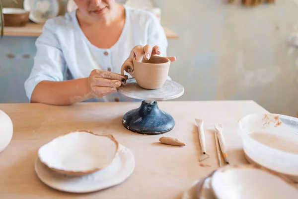 Female Potter Skins Pot Pottery Workshop Woman Molding Bowl Handmade — Stock Photo, Image