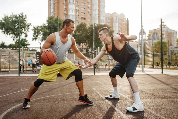 Dua Pemain Tengah Lapangan Basket Lapangan Terbuka Atlet Pria Dalam — Stok Foto