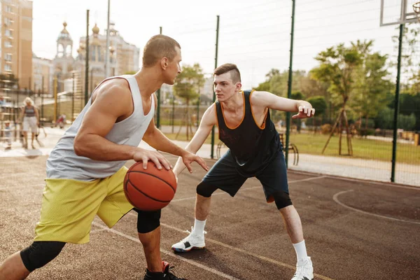 Dua Pemain Basket Memainkan Pertandingan Intens Lapangan Terbuka Atlet Pria — Stok Foto