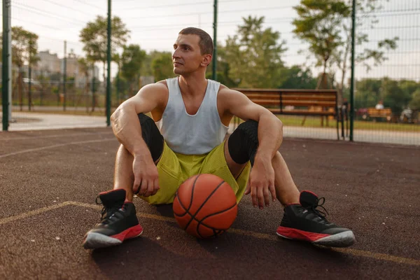 Pemain Basket Duduk Tanah Lapangan Luar Atlet Pria Dalam Pakaian — Stok Foto