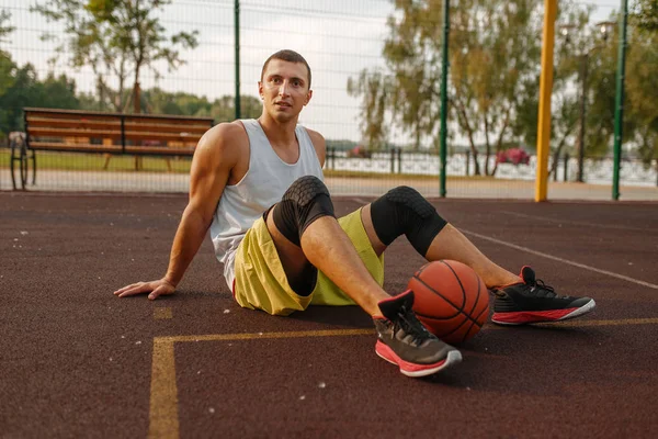 Jugador Baloncesto Con Pelota Sentado Suelo Cancha Aire Libre Atleta —  Fotos de Stock