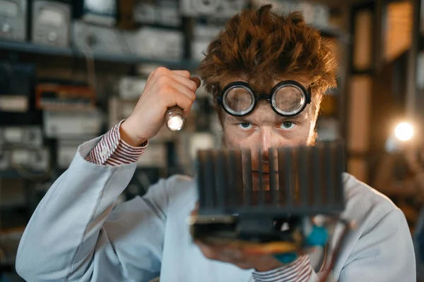 Παράξενος Μηχανικός Εξετάζει Ψυγείο Ψύξης Δοκιμή Στο Εργαστήριο Ηλεκτρικά Εργαλεία — Φωτογραφία Αρχείου