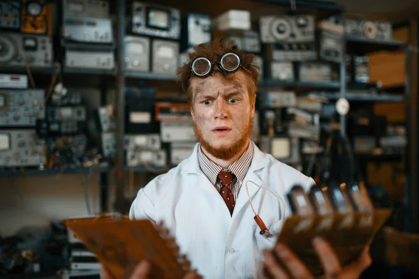 Παράξενος Μηχανικός Κοιτάζει Ηλεκτρονικά Τσιπ Στο Εργαστήριο Ηλεκτρικά Εργαλεία Δοκιμών — Φωτογραφία Αρχείου