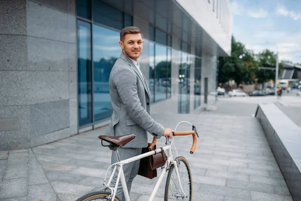 Jeden Biznesmen Garniturze Walizką Rowerze Centrum Osoba Fizyczna Jeżdżąca Ekologicznym — Zdjęcie stockowe