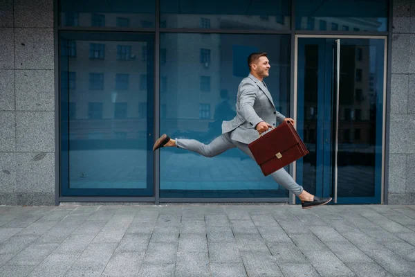 Homem Negócios Feliz Com Pasta Saltar Para Prédio Escritórios Baixa — Fotografia de Stock