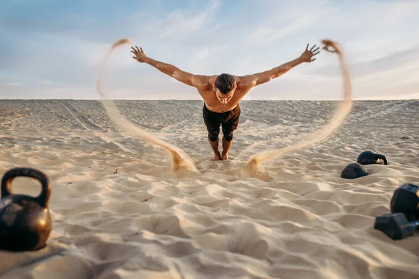 Atleta Masculino Fazendo Exercícios Push Deserto Dia Ensolarado Efeito Areia — Fotografia de Stock