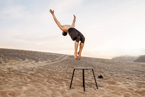 Atleta Maschio Salto Attraverso Stesso Nel Deserto Nella Giornata Sole — Foto Stock