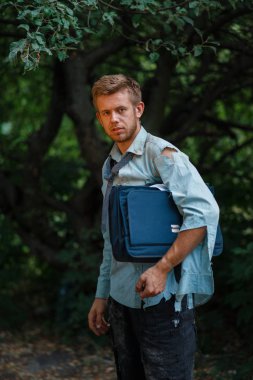 Takım elbiseli yalnız bir işadamı ıssız bir adada yürüyor. İş riski, çöküş veya iflas kavramı