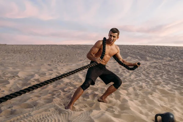 Homem Musculoso Fazendo Exercício Com Corda Deserto Dia Ensolarado Forte — Fotografia de Stock