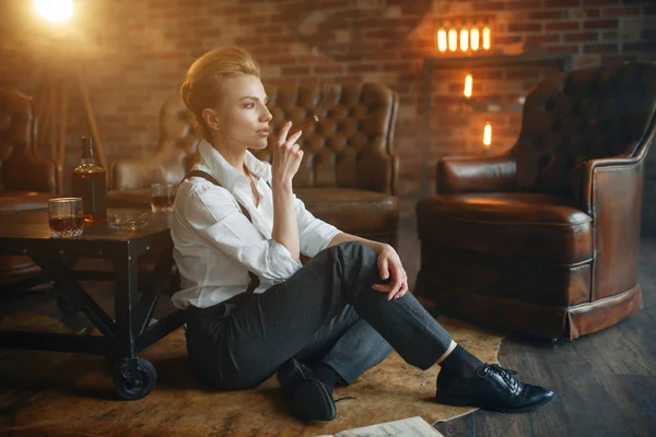 Geschäftsfrau Strenger Kleidung Entspannt Sich Auf Dem Fußboden Mit Whiskey — Stockfoto