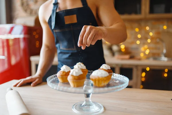 Naakt Man Schort Koken Dessert Met Room Keuken Naakte Man — Stockfoto