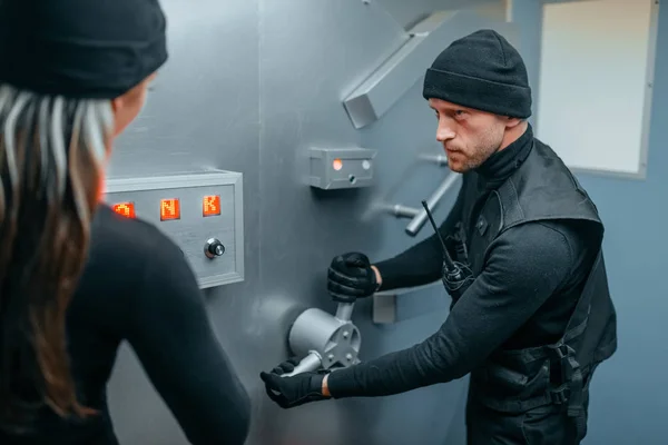 Vol Banque Deux Voleurs Uniforme Noir Essayant Briser Verrou Coffre — Photo