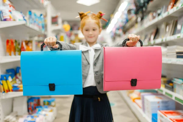 文房具店に二つのフォルダを持つ小さな女子高生 女性の子供は店でオフィス用品を購入し スーパーマーケットで学童 — ストック写真