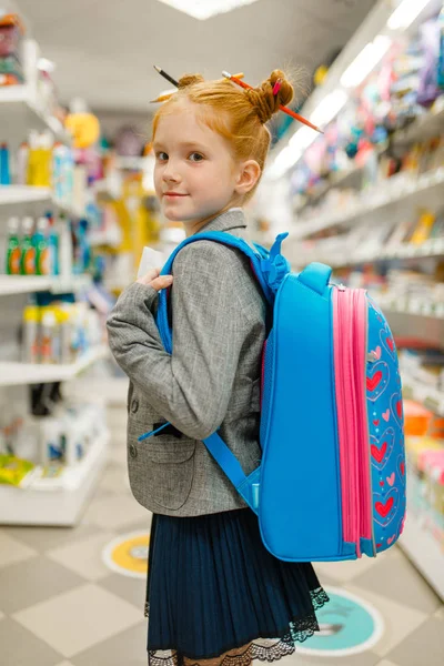 文房具店でバックパック付きの小さな女子高生 女性の子供は店でオフィス用品を購入し スーパーマーケットで学童 — ストック写真