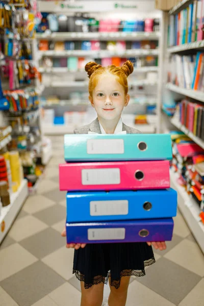 小学生の女の子は文房具店でカラフルなフォルダを保持します 女性の子供は店でオフィス用品を購入し スーパーマーケットで学童 — ストック写真