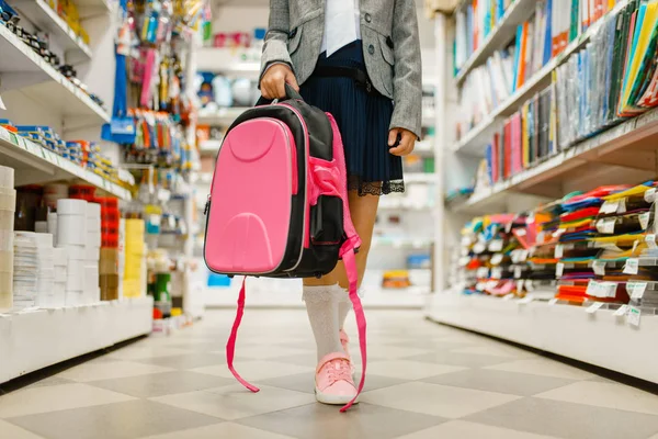 文房具店の棚で手にリュックを持つ小さな女子高生 女性の子供は店でオフィス用品を購入し スーパーマーケットで学童 — ストック写真