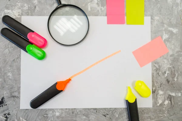 Kontorsmaterial Förstoringsglas Och Färgglada Markörer Bordet Brevpapper Butik Ingen Sortiment — Stockfoto