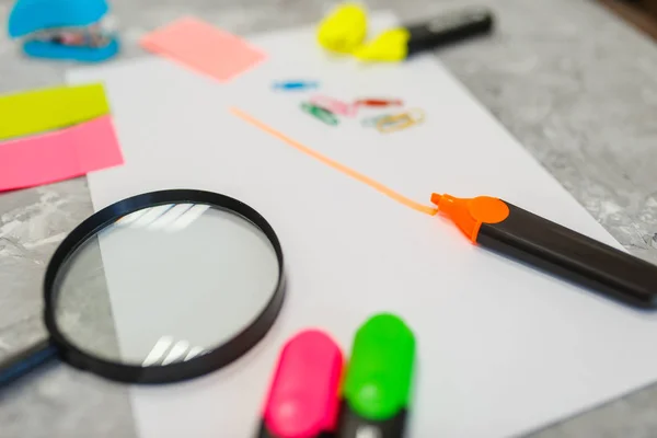 Fournitures Bureau Loupe Marqueurs Colorés Sur Table Dans Magasin Papeterie — Photo