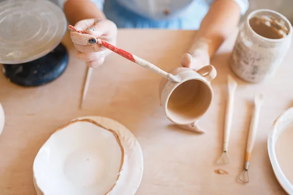 Female Potter Paints Pot Pottery Workshop Woman Molding Bowl Handmade — Stock Photo, Image