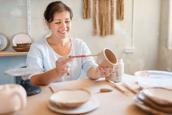 Female Potter Paints Pot Pottery Workshop Woman Molding Bowl Handmade — Stock Photo, Image