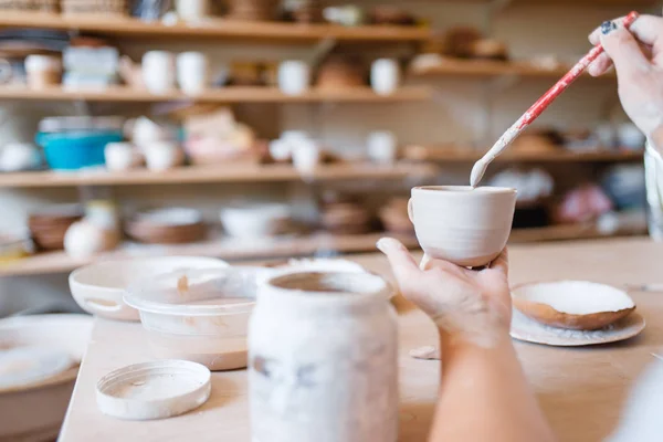 Female Potter Paints Pot Pottery Workshop Woman Molding Bowl Handmade — Stock Photo, Image