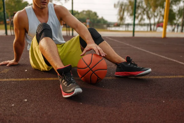 Jugador Baloncesto Con Pelota Sentado Suelo Cancha Aire Libre Atleta —  Fotos de Stock