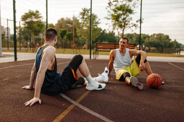 Dua Pemain Basket Duduk Lapangan Terbuka Atlet Pria Memakai Pakaian — Stok Foto