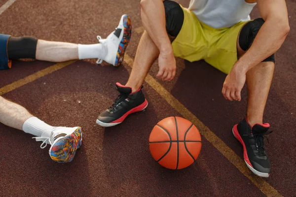 Two Basketball Players Sitting Ground Outdoor Court Male Athletes Sportswear — Stock Photo, Image