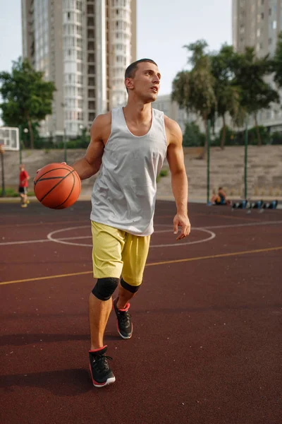Pemain Basket Terus Melempar Lapangan Terbuka Atlet Pria Dalam Pakaian — Stok Foto
