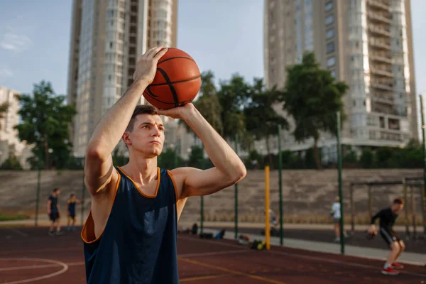 Basketball Player Makes Throw Outdoor Court Male Athlete Sportswear Shoots — Stock Photo, Image