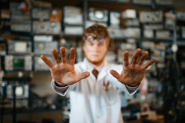 Παράξενος Επιστήμονας Που Δείχνει Καμένα Χέρια Στο Εργαστήριο Ηλεκτρικά Εργαλεία — Φωτογραφία Αρχείου