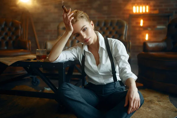 Vrouw Strikte Kleren Zittend Vloer Met Whisky Sigaar Retro Mode — Stockfoto