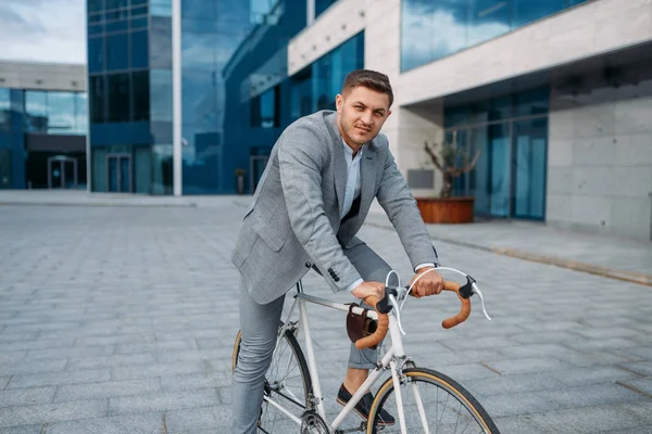Молодий Бізнесмен Костюмі Велосипеді Центрі Міста Ділова Людина Екологічному Транспорті — стокове фото