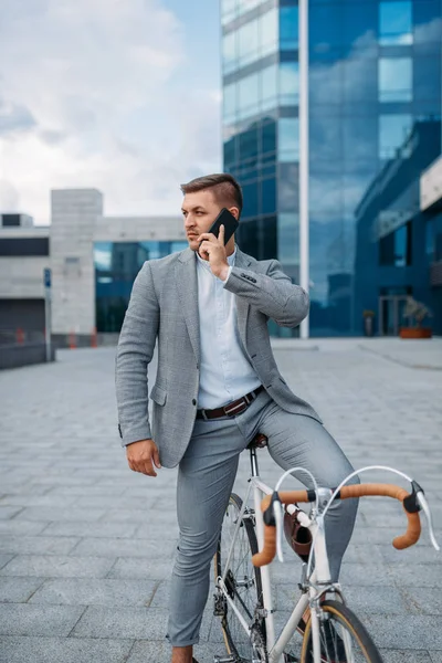 Empresário Fato Falando Por Telefone Bicicleta Centro Cidade Pessoa Negócios — Fotografia de Stock