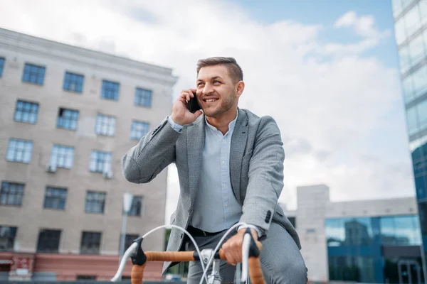 Zakenman Pak Die Telefoneert Fiets Het Centrum Zakelijk Persoon Rijden — Stockfoto