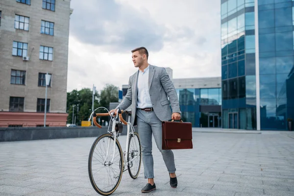 Бізнесмен Костюмі Портфелем Велосипедом Центрі Міста Ділова Людина Їде Екологічному — стокове фото