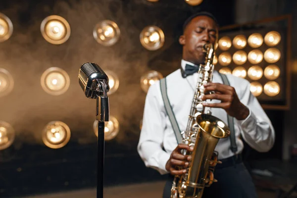 非洲爵士乐演奏家在舞台上演唱 Jazzman带着聚光灯在现场预演 — 图库照片