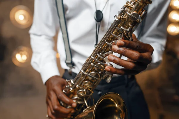 Afrikai Jazz Előadó Énekel Színpadon Jazzman Előformázza Jelenetet Reflektorfényekkel — Stock Fotó