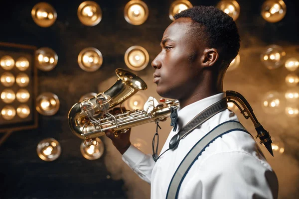 Afrikanischer Männlicher Jazzmusiker Posiert Mit Saxophon Auf Der Bühne Mit — Stockfoto