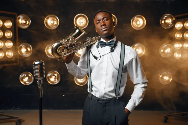 Afrikai Férfi Jazz Előadó Pózol Szaxofonnal Színpadon Reflektorfényben — Stock Fotó