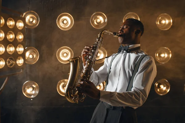 Artista Jazz Africano Toca Saxofone Palco Com Holofotes Preto Jazzman — Fotografia de Stock