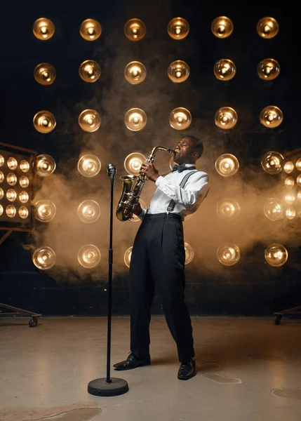 Man Jazzman Speelt Saxofoon Het Podium Met Schijnwerpers Afrikaanse Jazzmuzikant — Stockfoto