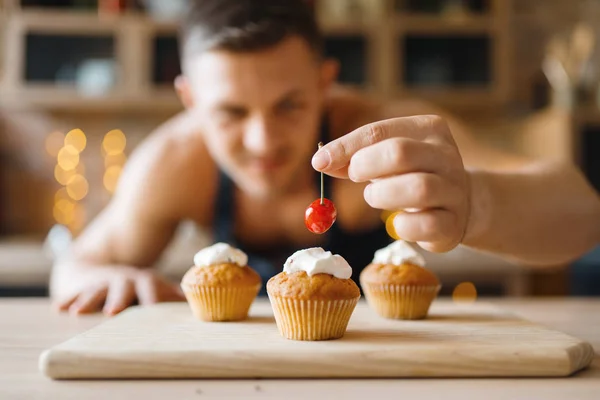 Uomo Nudo Grembiule Che Cucina Dessert Con Ciliegia Cucina Nudo — Foto Stock