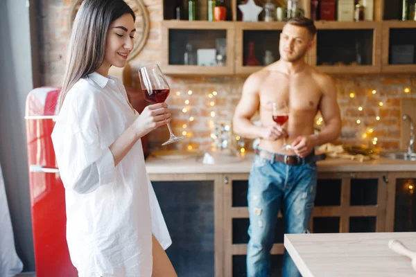 Casal Amor Atraente Passar Jantar Romântico Cozinha Juntos Homem Mulher — Fotografia de Stock