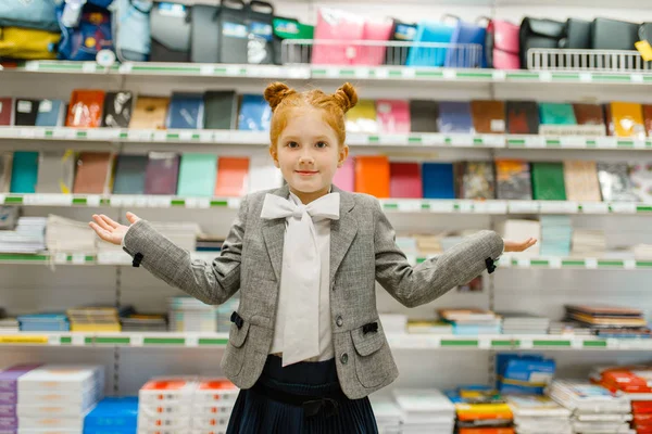 文房具店の棚に小さな女子高生 フロントビュー 女性の子供は店でオフィス用品を購入し スーパーマーケットで学童 — ストック写真
