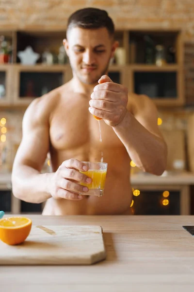 Egy Férfi Meztelen Testtel Narancslevet Csinál Konyhán Meztelen Férfi Személy — Stock Fotó