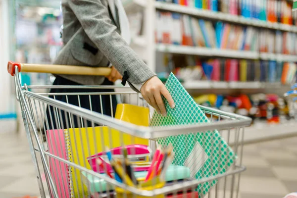 Colegiala Pone Cuaderno Carrito Estantería Papelería Mujer Comprando Artículos Oficina —  Fotos de Stock