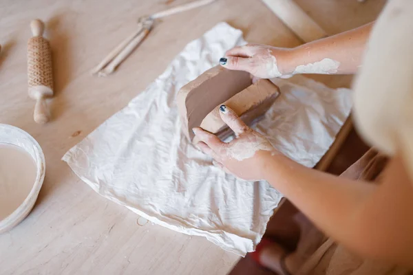 女陶工准备了一个泡沫 陶器车间 女性成型的工作材料 手工陶瓷艺术 陶制餐具 — 图库照片