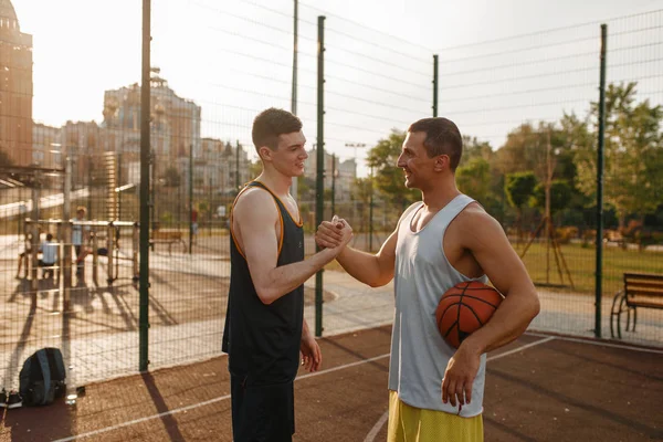 Dua Pemain Basket Berjabat Tangan Setelah Bermain Lapangan Terbuka Atlet — Stok Foto